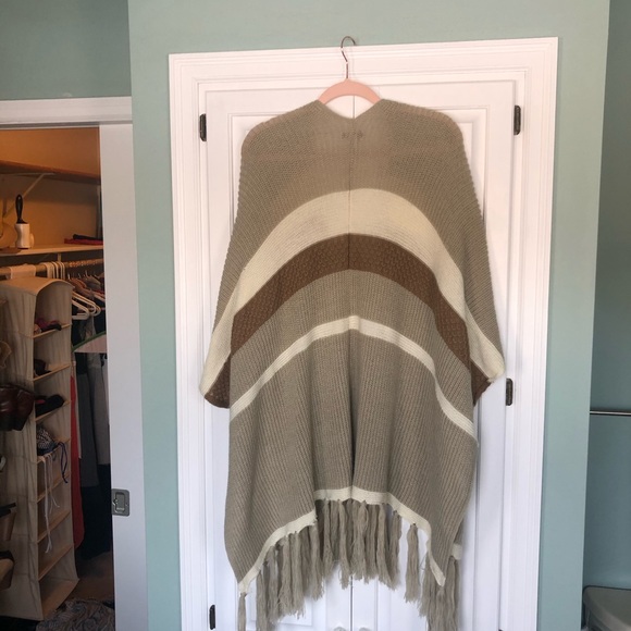 Poncho with neutral stripes and fringe - Picture 2 of 5